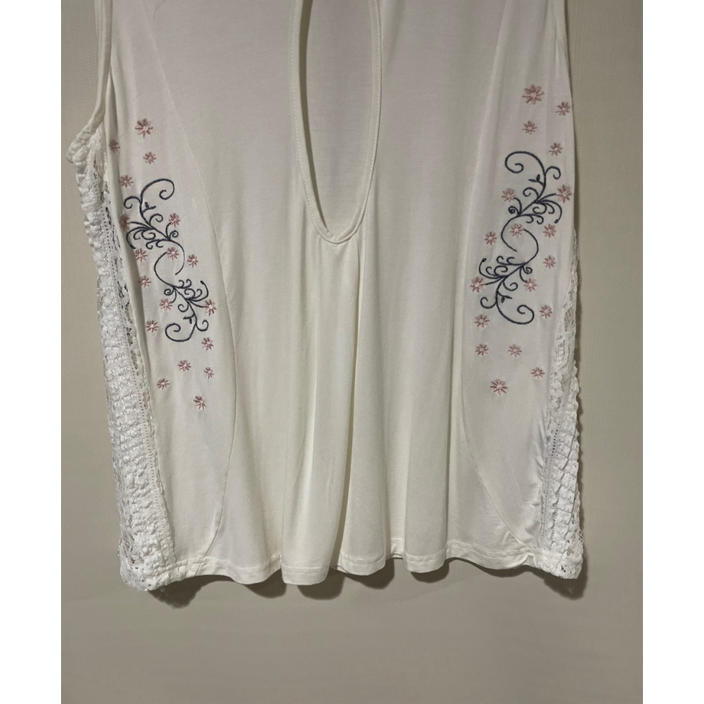 POL White Sleeveless Blouse with Blue Embroidery - Medium - Picture 4 of 8
